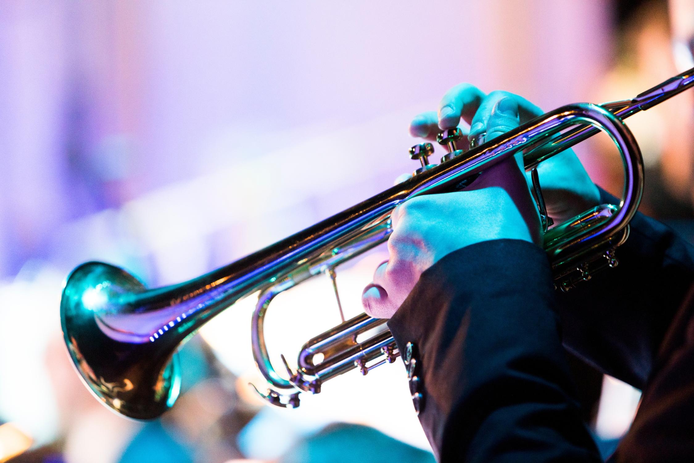 Trompete, die bei einem Konzert gespielt wird