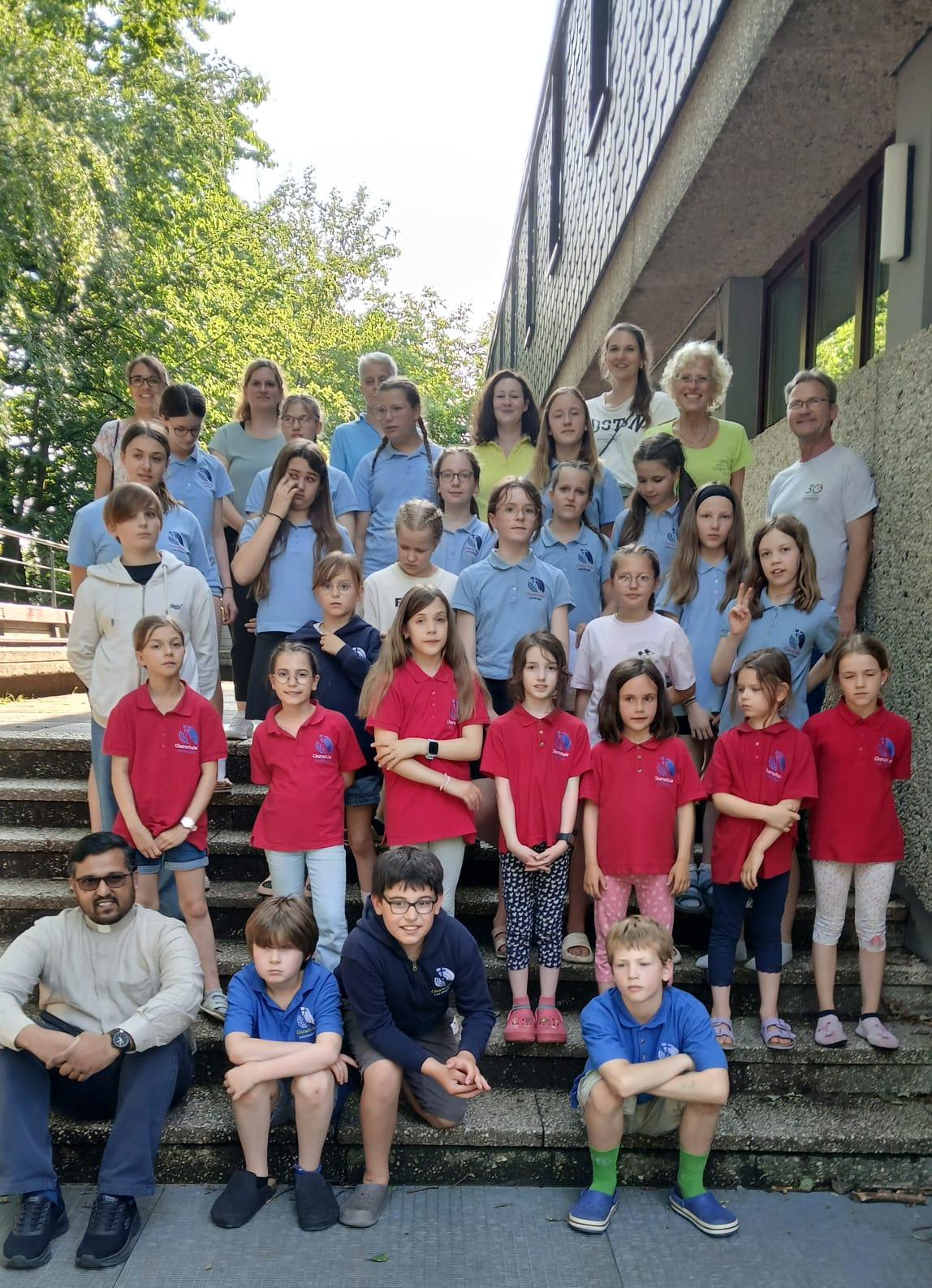 27 Sängerinnen und Sänger der Chorschule, 4 Teamer sowie Charlotte Krause, Janina Burgmer, Kantorin Pia Gensler und Kaplan Abin verbrachten Ende Mai ein intensives Chorwochenende zur Vorbereitung des neuen Kindermusicals