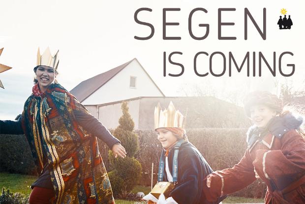 Sternsingergruppe läuft die Straße entlang - Segen Is Coming