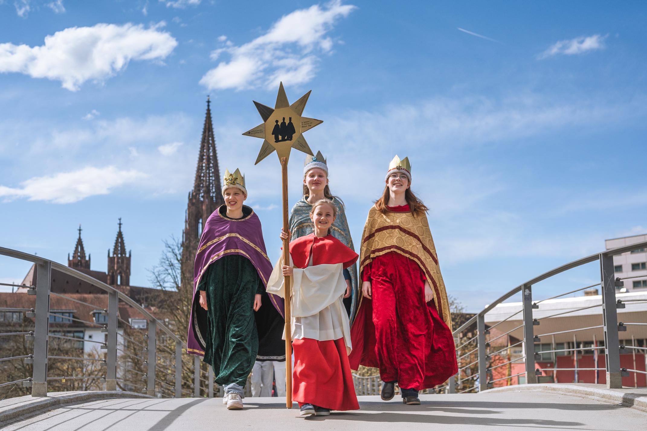 Die Sternsinger Samuel (12), Emma (13), Lisa (13, von links) und Larissa (10, vorne) aus der katholischen Kirchengemeinde St. Blasius in Freiburg-Zähringen (Erzbistum Freiburg) freuen sich auf die bundesweite Eröffnung am 30. Dezember 2025 in Freiburg.