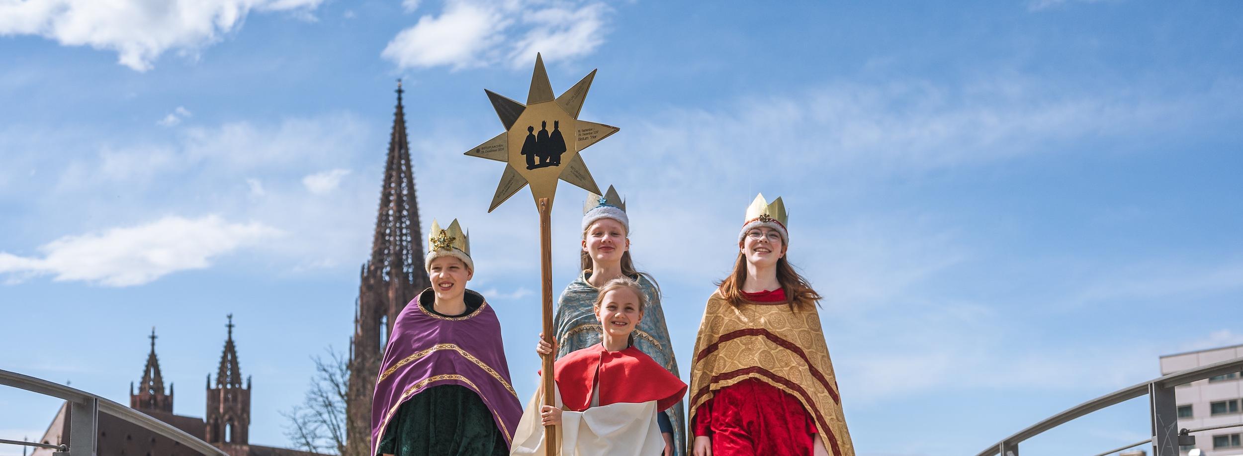 Die Sternsinger Samuel (12), Emma (13), Lisa (13, von links) und Larissa (10, vorne) aus der katholischen Kirchengemeinde St. Blasius in Freiburg-Zähringen (Erzbistum Freiburg) freuen sich auf die bundesweite Eröffnung am 30. Dezember 2025 in Freiburg.
