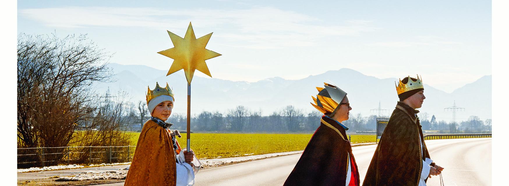 Sternsinger queren die Straße, darüber steht: Gemeinsam unter einem guten Stern