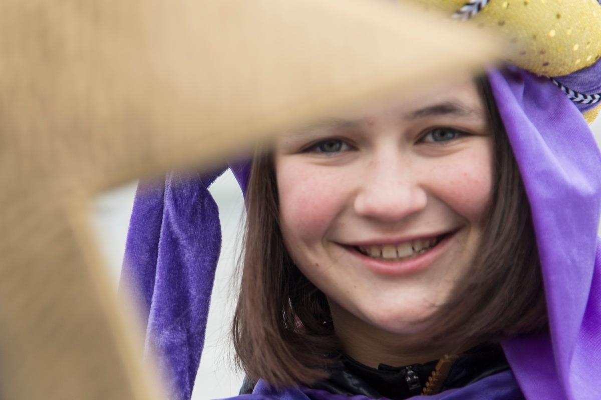 2017; Eichstätt; Felix Flora Antonia Severin als Sternsinger; Festlich gekleidet und mit einem Stern vorneweg sind jedes Jahr rund um den 6. Januar bundesweit Hunderttausende Sternsinger unterwegs. In fast allen katholischen Pfarrgemeinden in Deutschland bringen sie als Heilige Drei Könige mit dem Kreidezeichen „C+M+B“ den Segen „Christus mansionem benedicat – Christus segne dieses Haus“ zu den Menschen und sammeln für Not leidende Gleichaltrige in aller Welt.