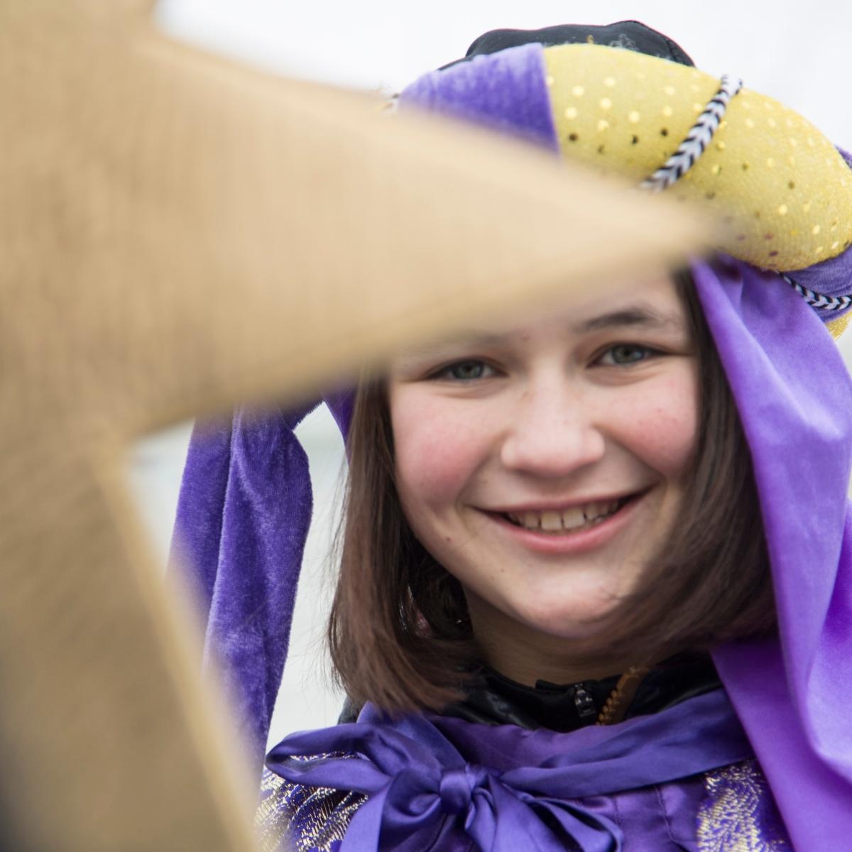2017; Eichstätt; Felix Flora Antonia Severin als Sternsinger; Festlich gekleidet und mit einem Stern vorneweg sind jedes Jahr rund um den 6. Januar bundesweit Hunderttausende Sternsinger unterwegs. In fast allen katholischen Pfarrgemeinden in Deutschland bringen sie als Heilige Drei Könige mit dem Kreidezeichen „C+M+B“ den Segen „Christus mansionem benedicat – Christus segne dieses Haus“ zu den Menschen und sammeln für Not leidende Gleichaltrige in aller Welt.