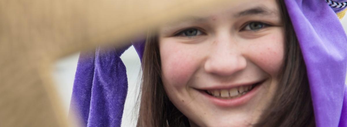 2017; Eichstätt; Felix Flora Antonia Severin als Sternsinger; Festlich gekleidet und mit einem Stern vorneweg sind jedes Jahr rund um den 6. Januar bundesweit Hunderttausende Sternsinger unterwegs. In fast allen katholischen Pfarrgemeinden in Deutschland bringen sie als Heilige Drei Könige mit dem Kreidezeichen „C+M+B“ den Segen „Christus mansionem benedicat – Christus segne dieses Haus“ zu den Menschen und sammeln für Not leidende Gleichaltrige in aller Welt.