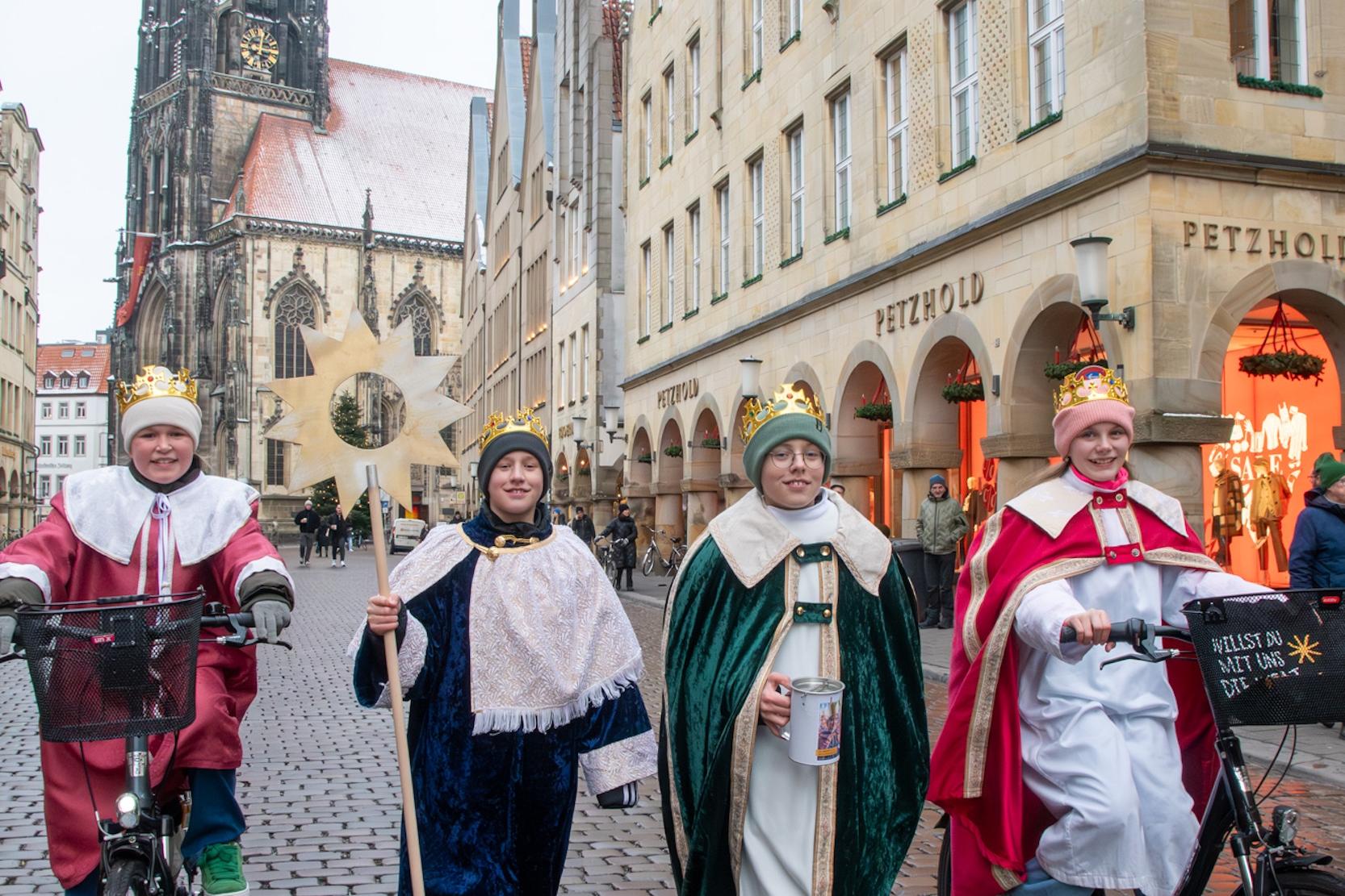Die Sternsingerinnen und Sternsinger Joke (11), Max (11), Jan (14) und Ineke (13, von links) aus der Pfarrgemeinde St. Ludgerus in Borken-Burlo freuen sich auf die bundesweite Eröffnung der Aktion Dreikönigssingen 2027 in Münster.