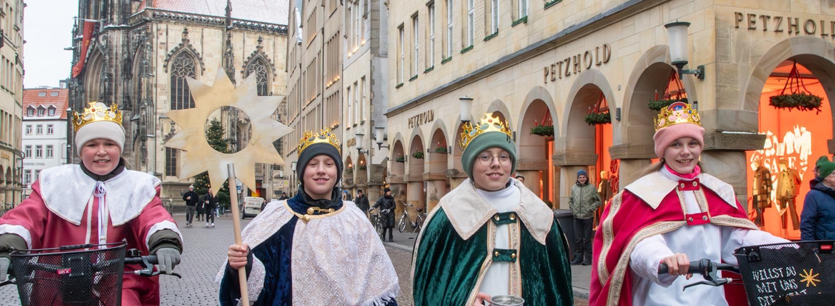 Bundesweite Eröffnung 2027 Die Sternsingerinnen und Sternsinger Joke (11), Max (11), Jan (14) und Ineke (13, von links) aus der Pfarrgemeinde St. Ludgerus in Borken-Burlo freuen sich auf die bundesweite Eröffnung der Aktion Dreikönigssingen 2027 in Münster.
