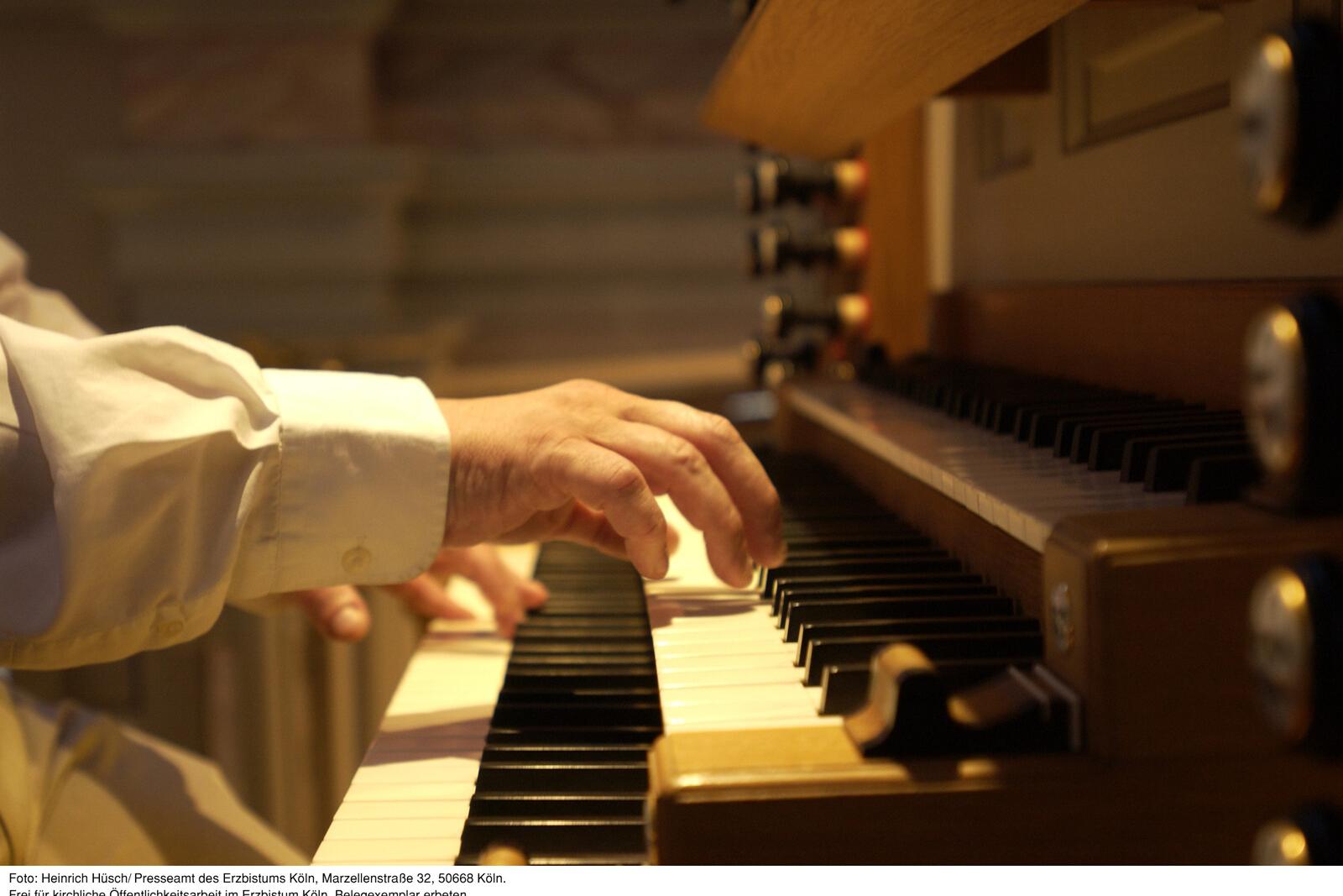 Viele katholische Kirchenchöre tragen den Namen Cäcilia. Warum das so ist und warum Singen Freude bereitet, erklärt dieser Beitrag. Das Foto aus dem MAM zeigt einen Orgelspieler aus dem Erzbistum Köln.