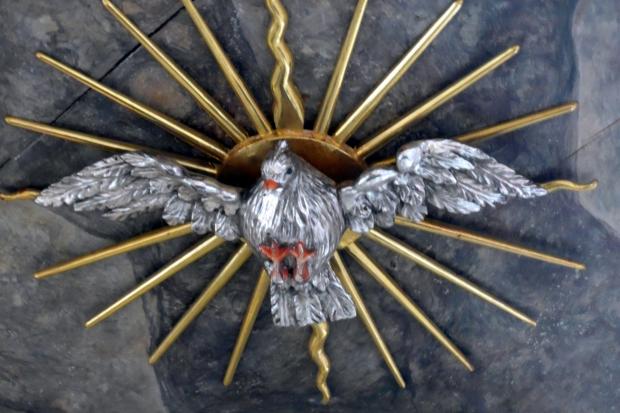 Heiliger Geist Symbol Erzbistum Köln (c)Bernhard Riedl Pfingsten (gr. ?????????? ????? pent?kost? h?méra ‚fünfzigster Tag‘) ist ein christliches Fest. Am 50. Tag der Osterzeit, also 49 Tage nach dem Ostersonntag, wird von den Gläubigen die Entsendung des Heiligen Geistes gefeiert. Feuer und Taube sind Symbole für die Aussendung des Hl. Geistes. Ex-Bild-DB-ID: 16312
