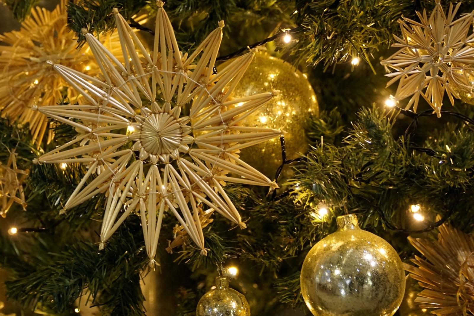 Foto:    20.12.2017

dekorativer Strohstern am Weihnachtsbaum