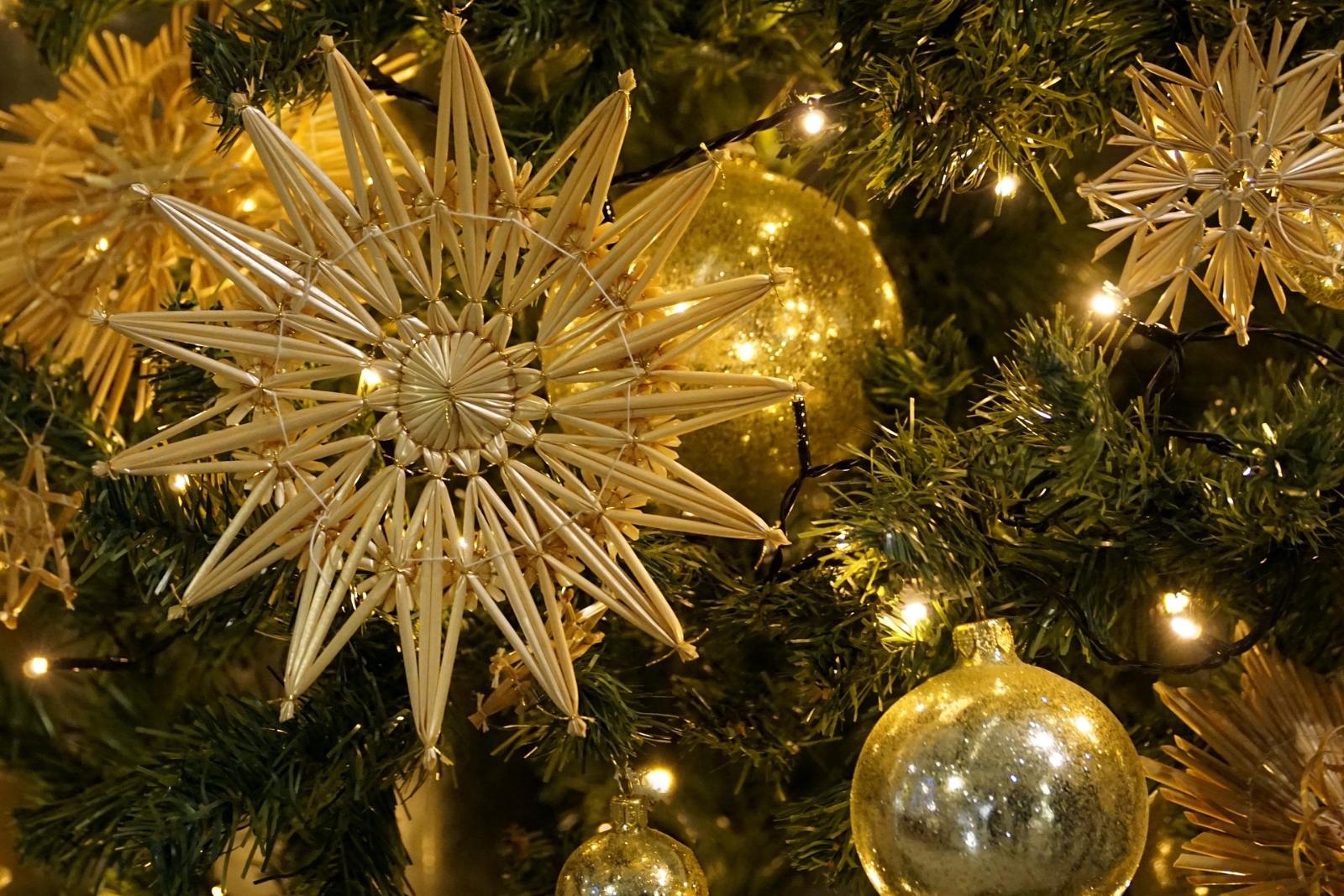 Foto:    20.12.2017

dekorativer Strohstern am Weihnachtsbaum