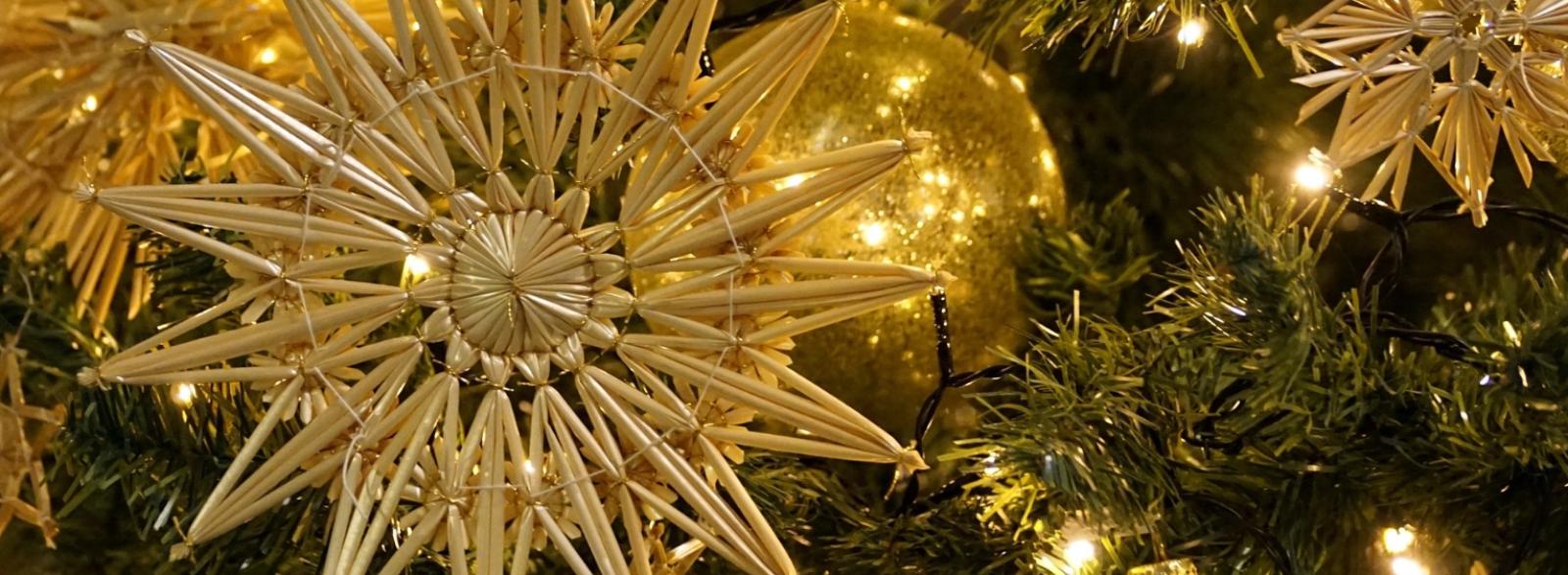 Foto:    20.12.2017

dekorativer Strohstern am Weihnachtsbaum