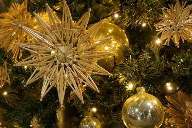 Foto:    20.12.2017

dekorativer Strohstern am Weihnachtsbaum