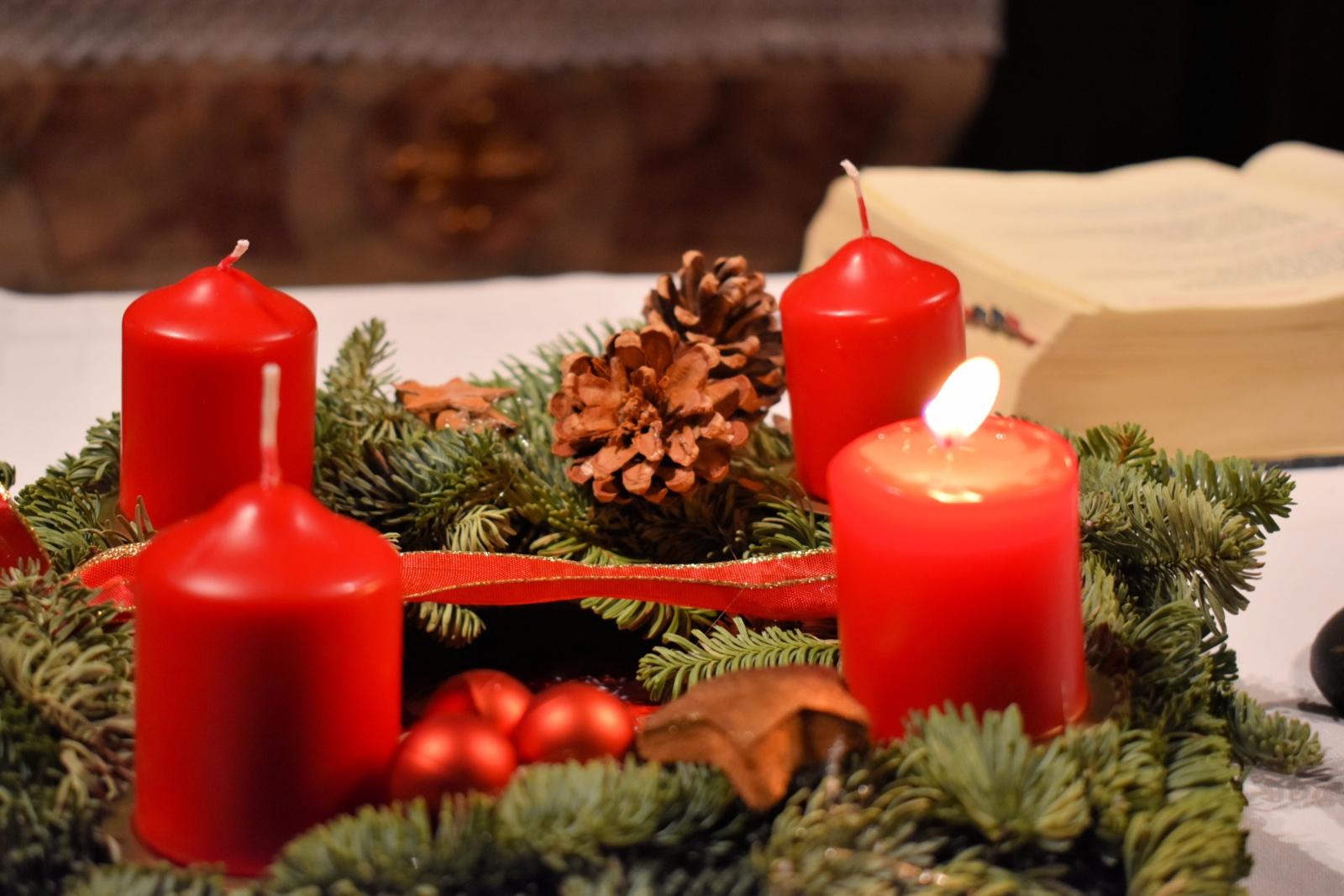 Erster Advent - Adventskranz erste Kerze