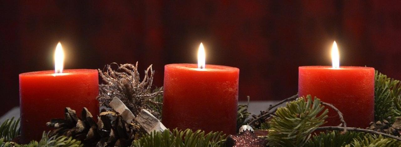 Adventsgesteck mit 4 brennenden Kerzen