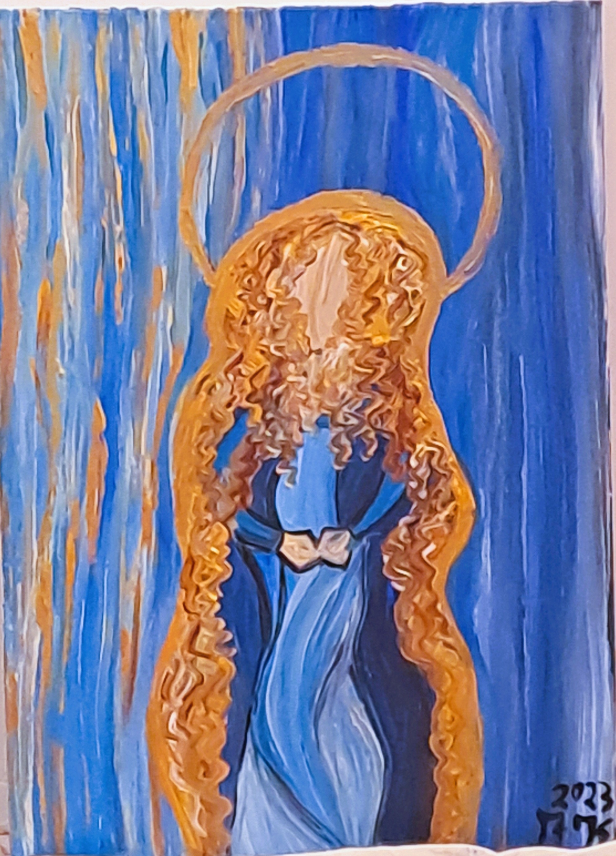 Gesichtlose Person in blauem Gewand mit goldenem langem Haar und Heiligenschein vor blauem Hintergrund