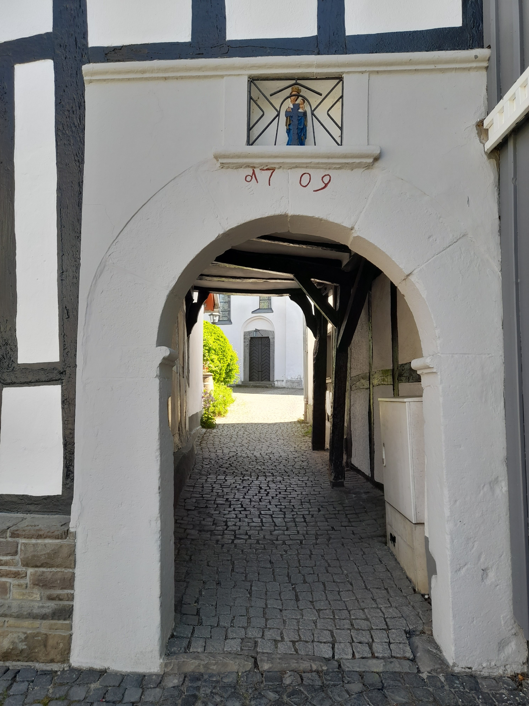Durchhaus von 1709 mit einer Hausmadonna in einer Nische über dem Portal