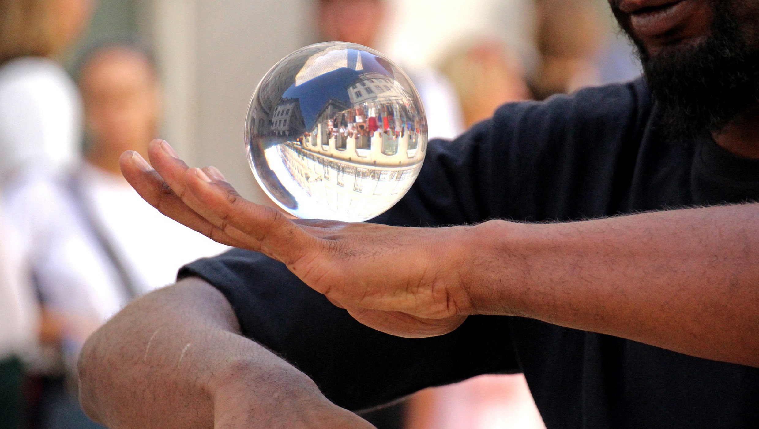 Glaskugel auf der Hand