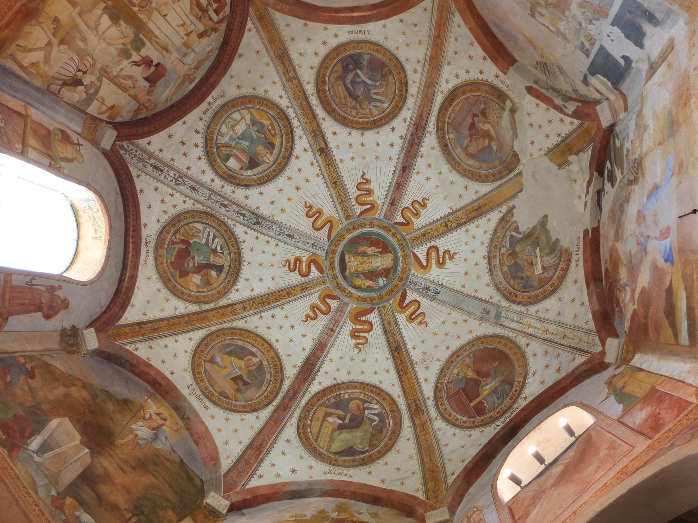Blick auf die farbenfrohen religiösen Bilder der Kuppel in der achteckigen Renaissance-Taufkapelle Battistero di San Giovanni Battista (Baptisterium des Heiligen Johannes des Täufers) in Baveno, Italien