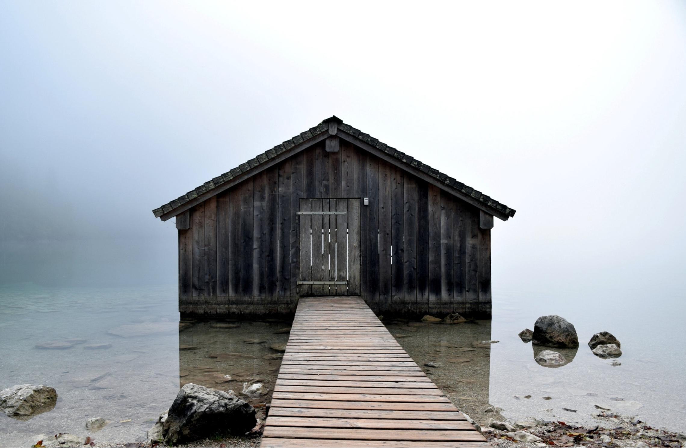 Steg zu einer Blockhütte im Wasser