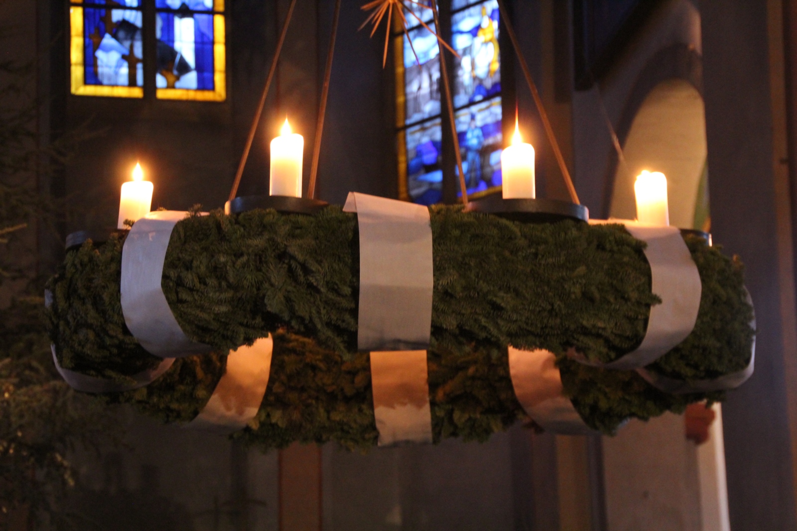 Adventskranz in der Kirche,
alle vier Kerzen leuchten,