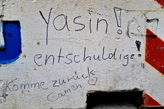 Auf eine Betonwand geschrieben: Yasin! entschuldige! Komme zurück Carmen