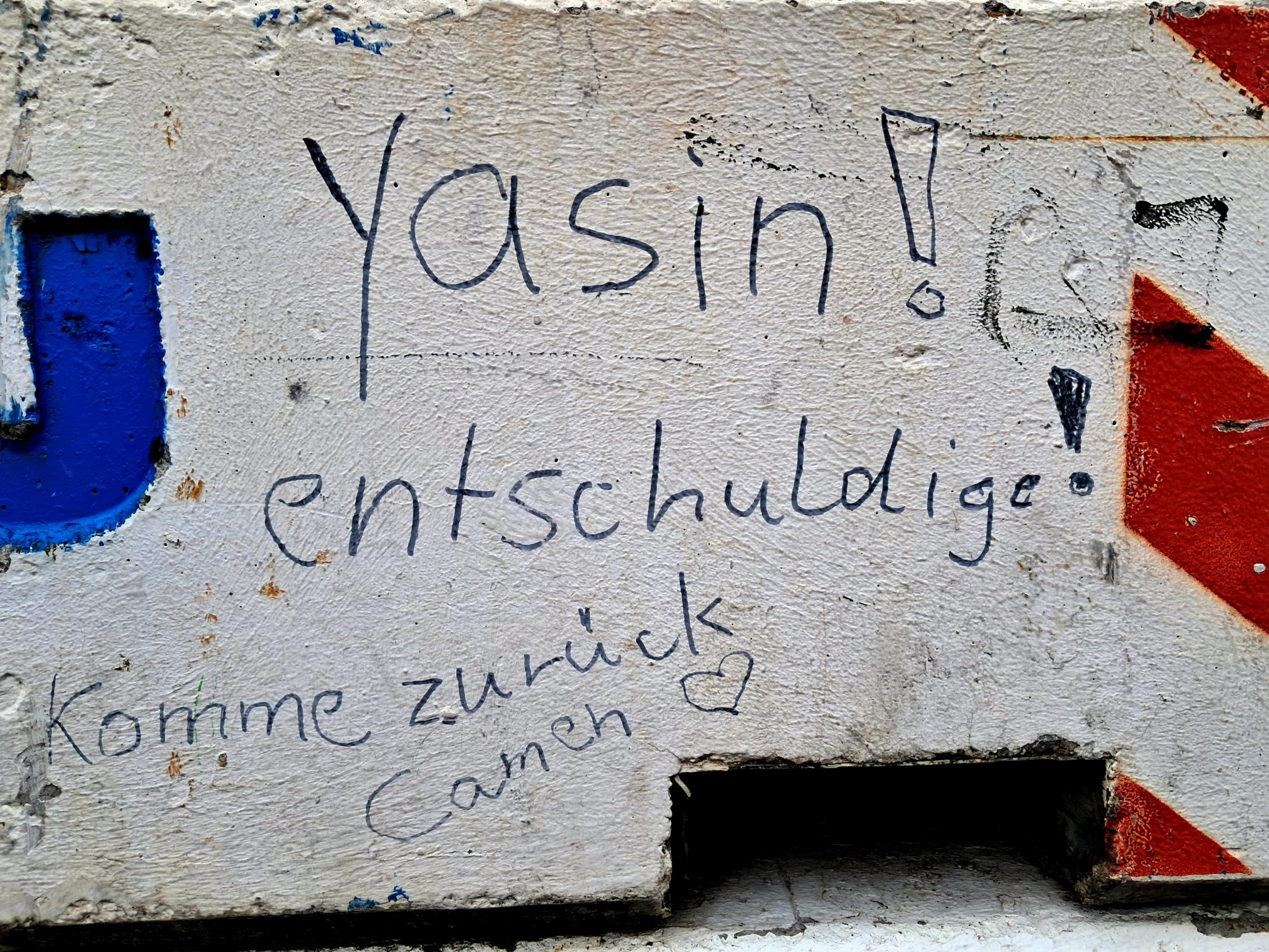 Auf eine Betonwand geschrieben: Yasin! entschuldige! Komme zurück Carmen