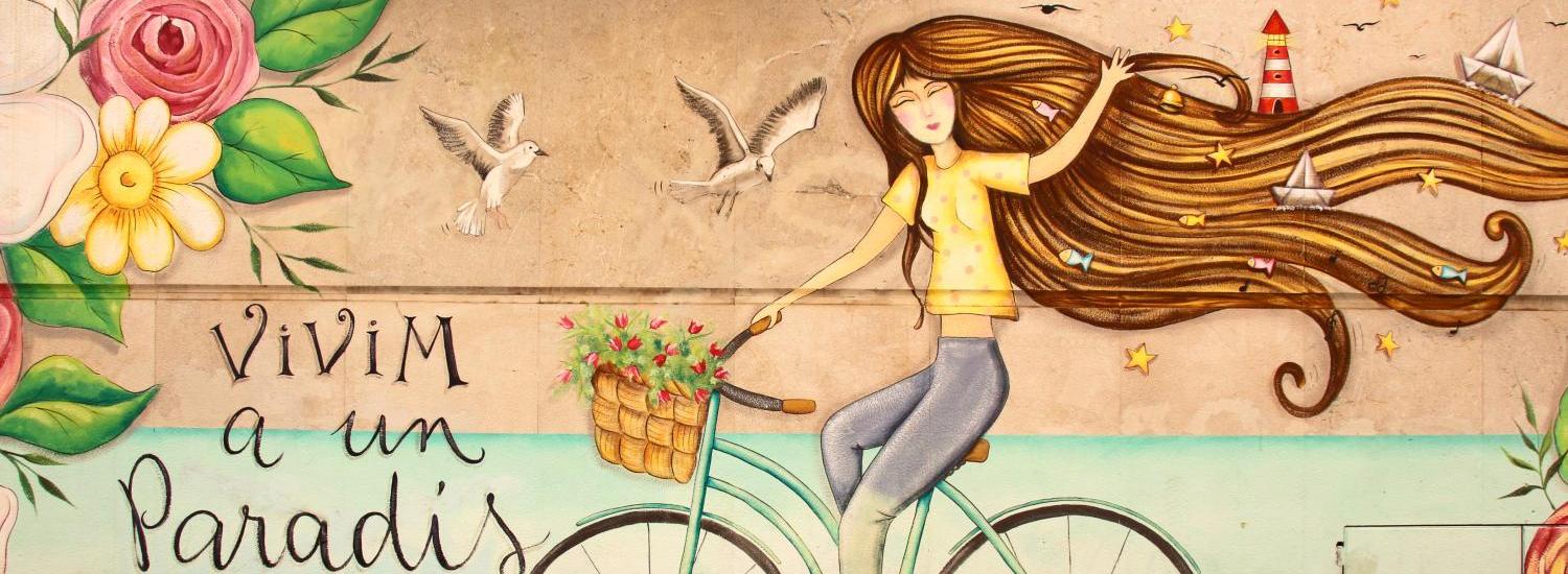 Frau mit langen Haaren fährt fröhlich Fahrrad, umgeben von Blumen und Möwen.