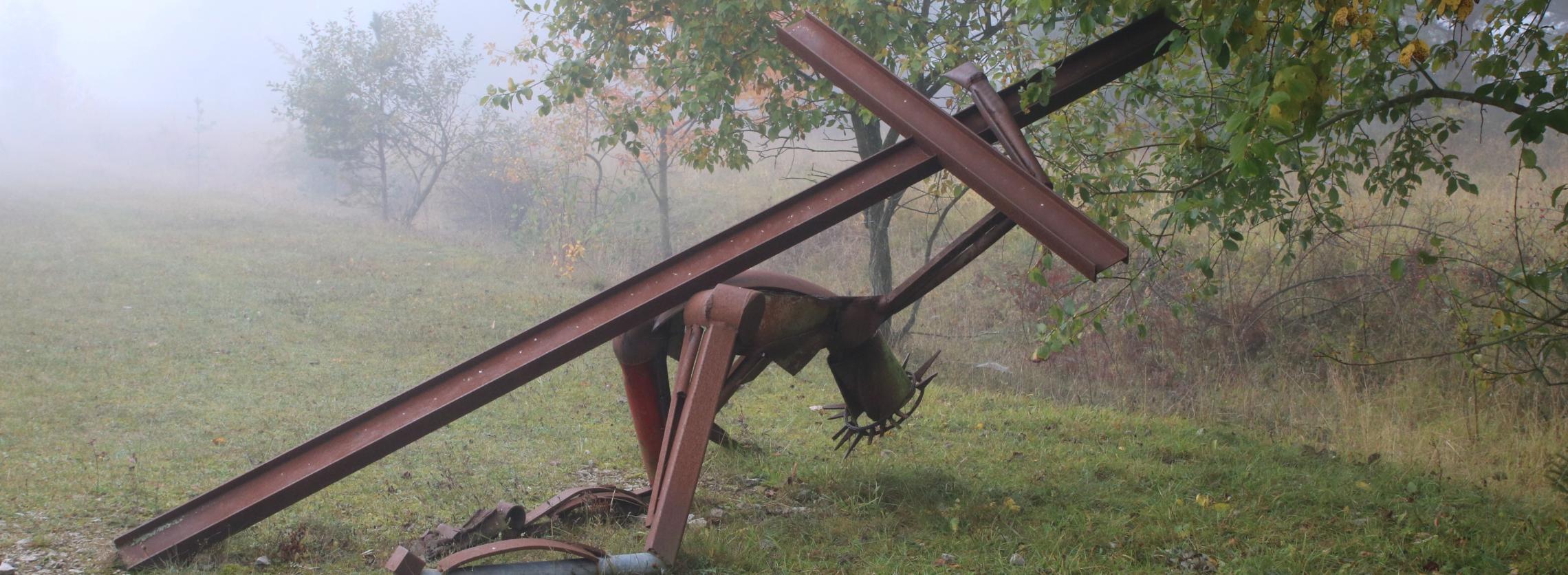 Der „Weg der Hoffnung“ am sog. „Point Alpha“ zwischen Rasdorf und Geisa führt entlang des Todesstreifens an der ehemaligen deutsch-deutschen Grenze. Der Künstler Dr. Ulrich Barnickel schuf hierfür in den Jahren 2009 und 2010 vierzehn überlebensgroße Figuren, die sich am biblischen Passionsweg orientieren. Sie sollen den religiösen Aspekt mit den leidvollen Erfahrungen der Menschen an der innerdeutschen Grenze verbinden, andererseits an den Widerstand gegen die kommunistischen Diktaturen Mittel- und Osteuropas erinnern.