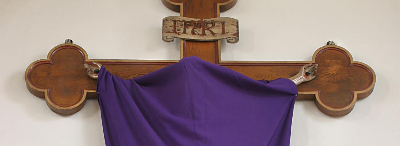 Verhüllter Jesus am Kreuz