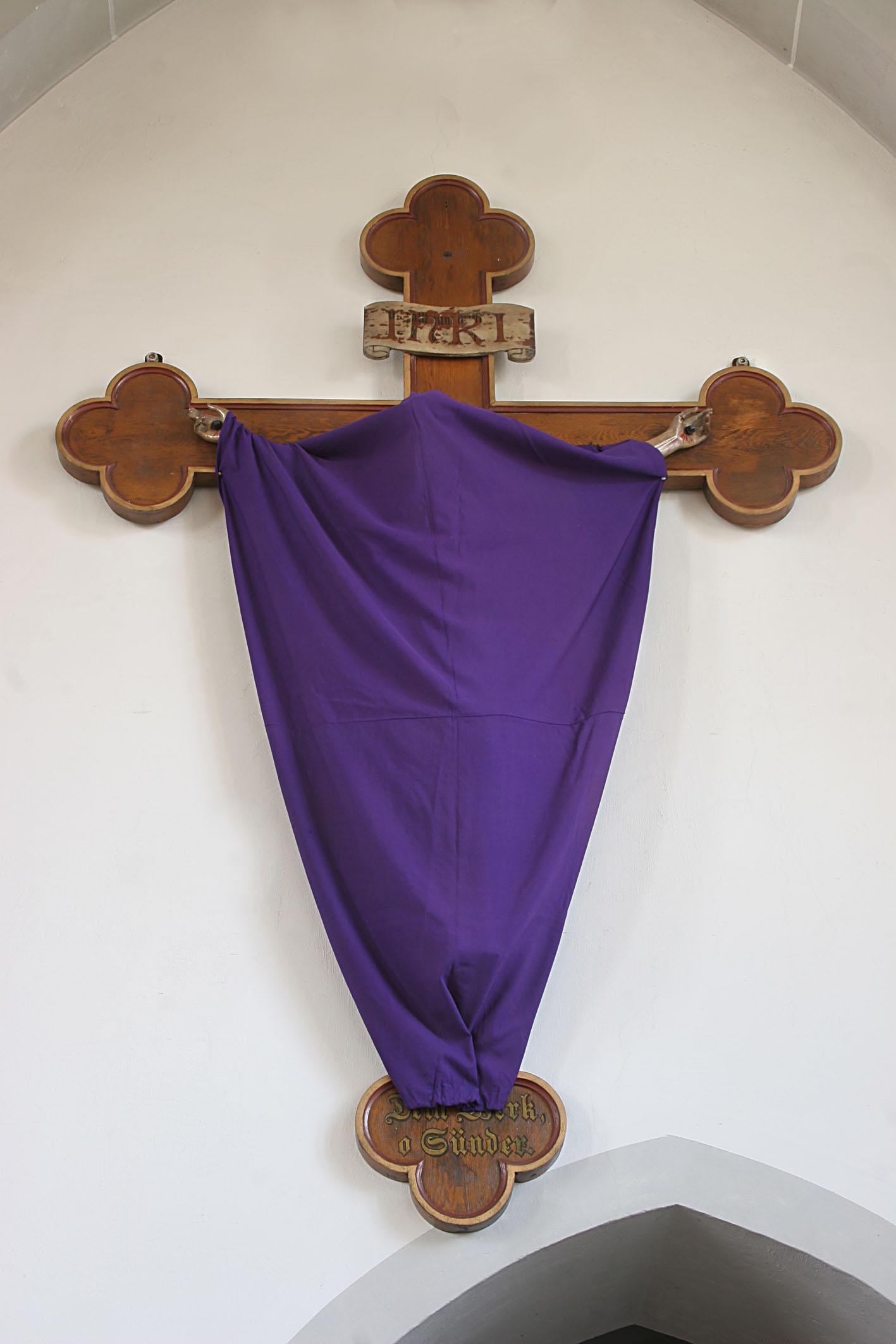 Verhüllter Jesus am Kreuz