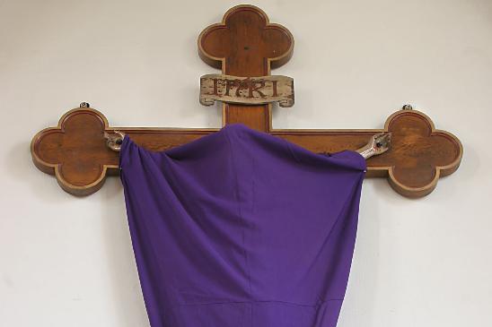 Verhüllter Jesus am Kreuz