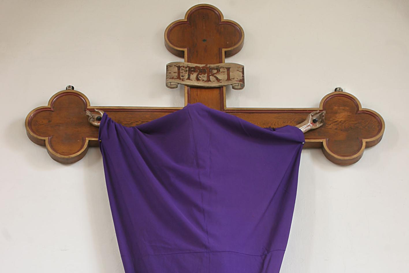 Verhüllter Jesus am Kreuz