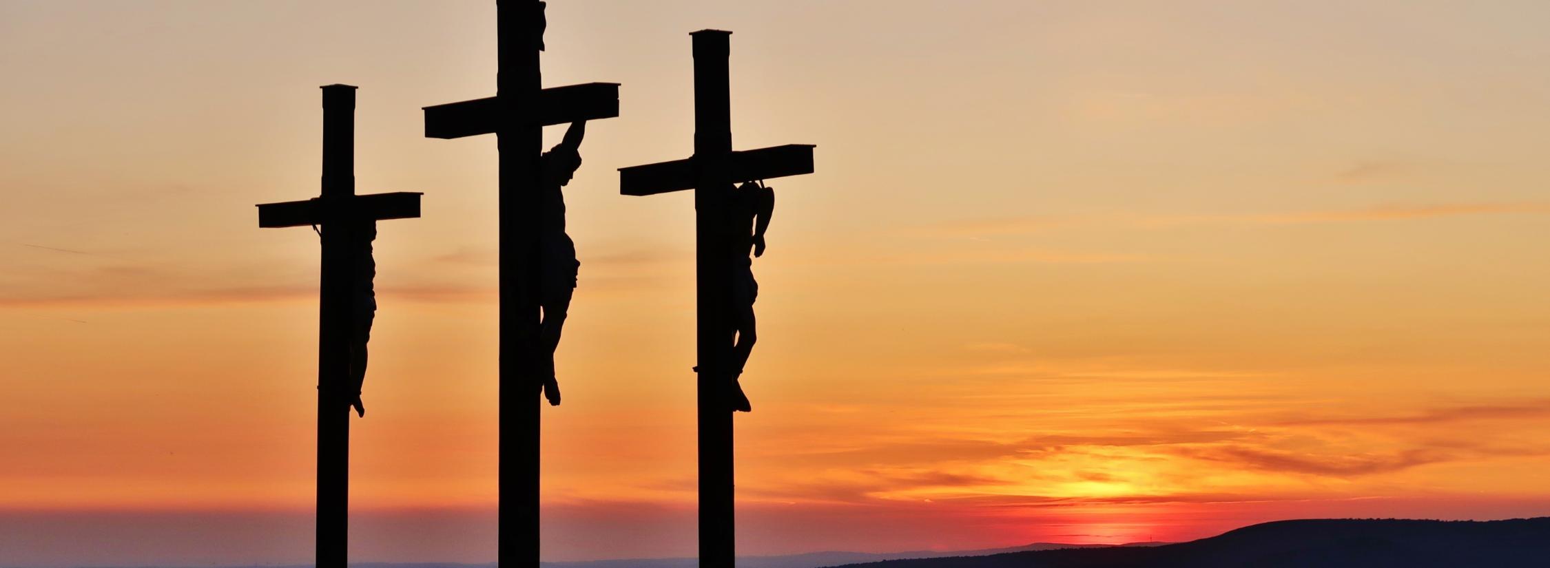 Sonnenuntergang auf dem Kreuzberg, auf dem drei Kreuze stehen