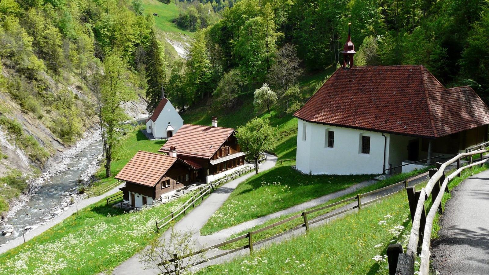 Foto von dem Ort, an dem Niklaus von Flüe (Bruder Klaus) die letzten 20 Jahre seines Lebens verbrachte: Die 'Ranft', eine Schlucht oberhalb von Sachseln (Schweiz), mit zwei Kapellen, der Eremitage des Bruder Klaus und dem Fluss Melchaa.