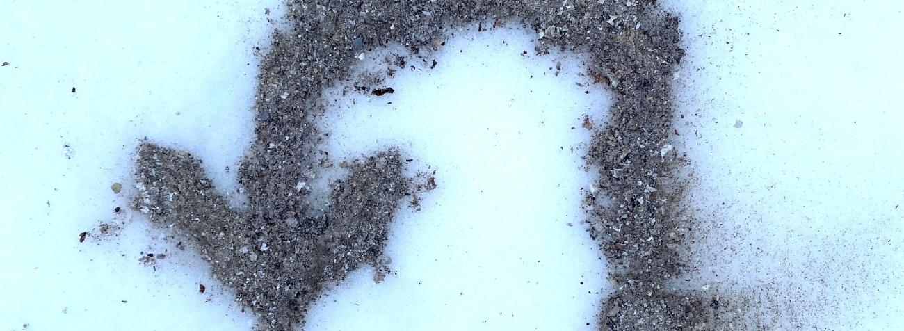 Ein mit Asche gezeichneter Pfeil zum Wenden