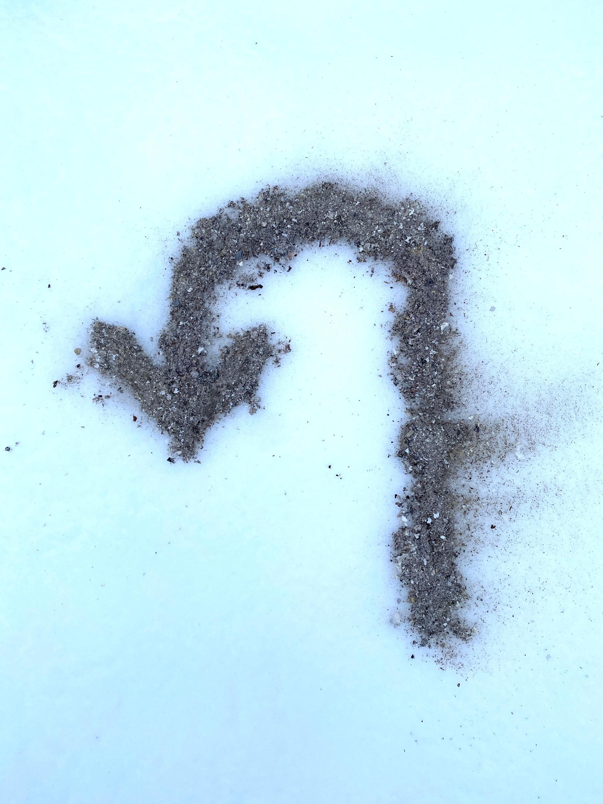 Ein mit Asche gezeichneter Pfeil zum Wenden