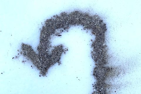 Ein mit Asche gezeichneter Pfeil zum Wenden