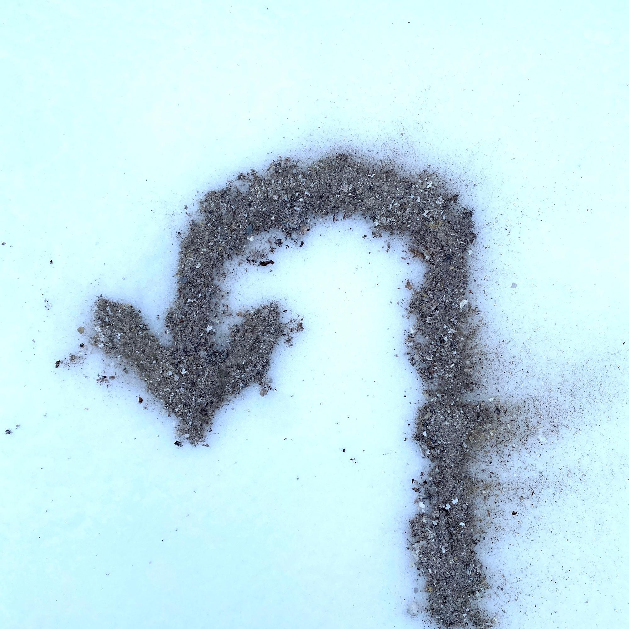 Ein mit Asche gezeichneter Pfeil zum Wenden