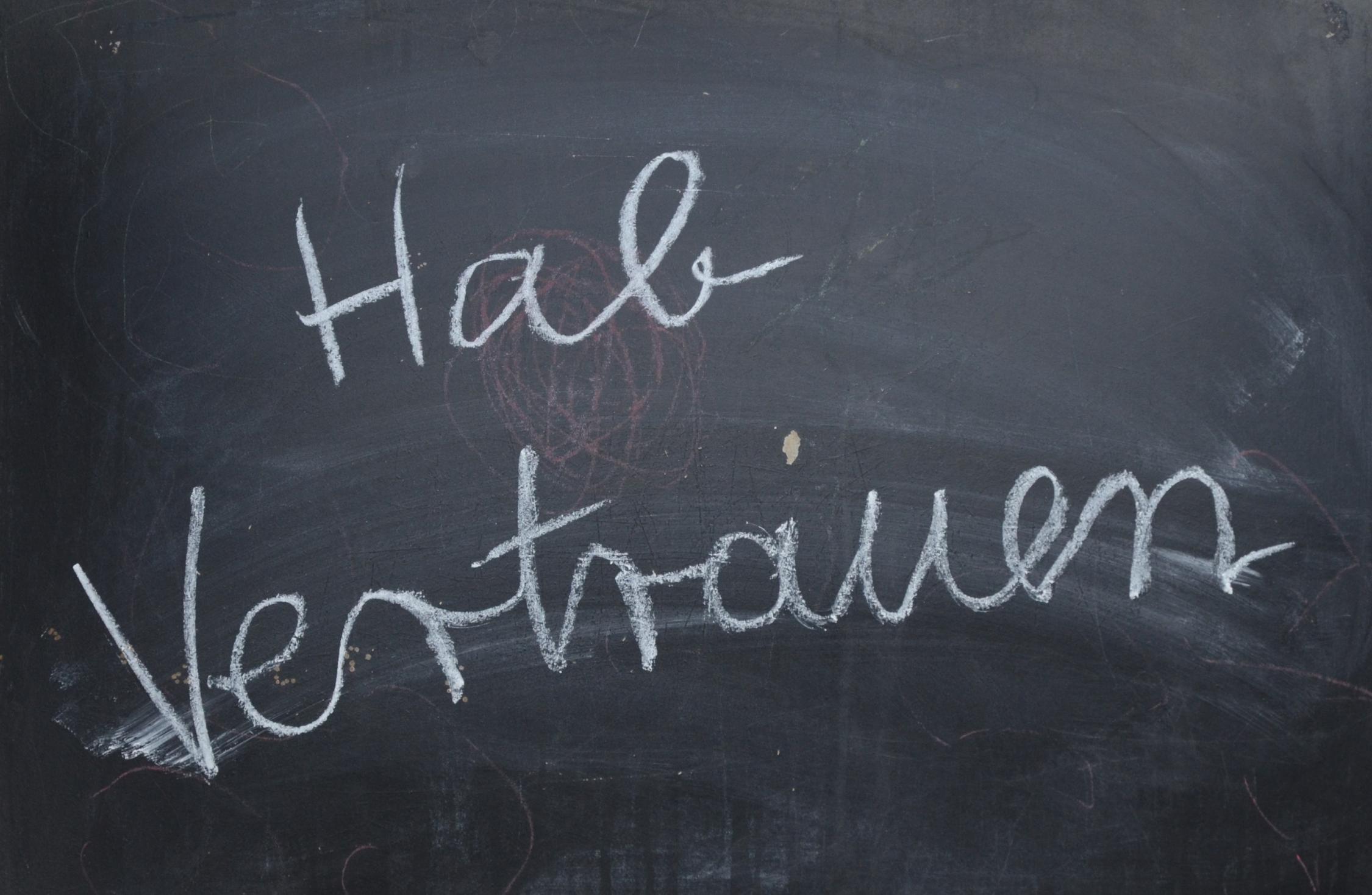 Tafel mit AUfschrift 'Hab Vertrauen'