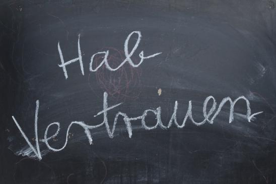 Tafel mit AUfschrift 'Hab Vertrauen'