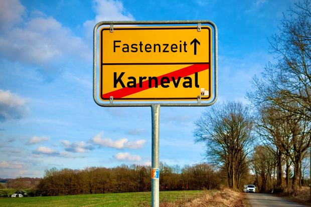 Ortsschild: Ende Karneval, Beginn Fastenzeit