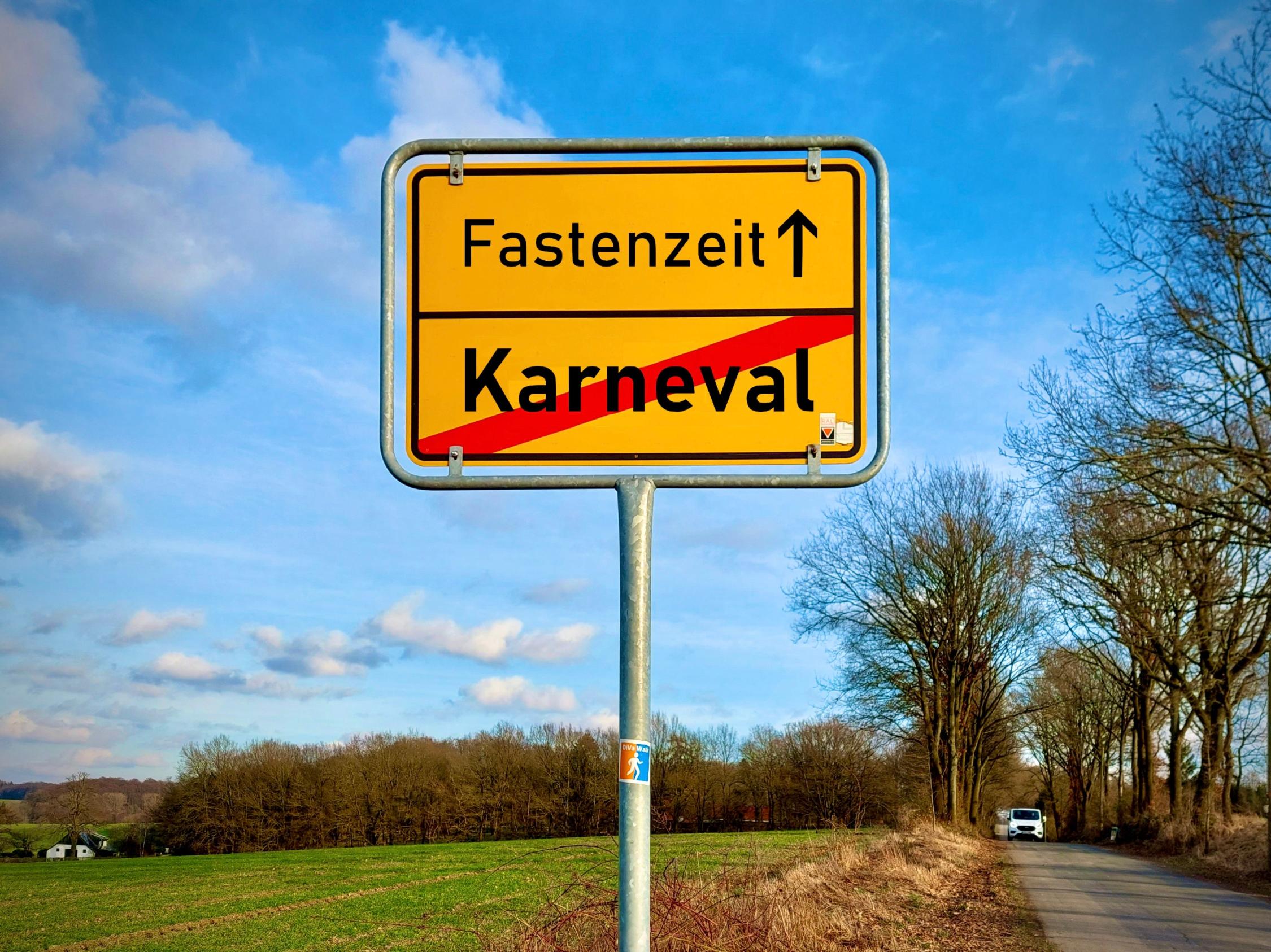 Ortsschild: Ende Karneval, Beginn Fastenzeit