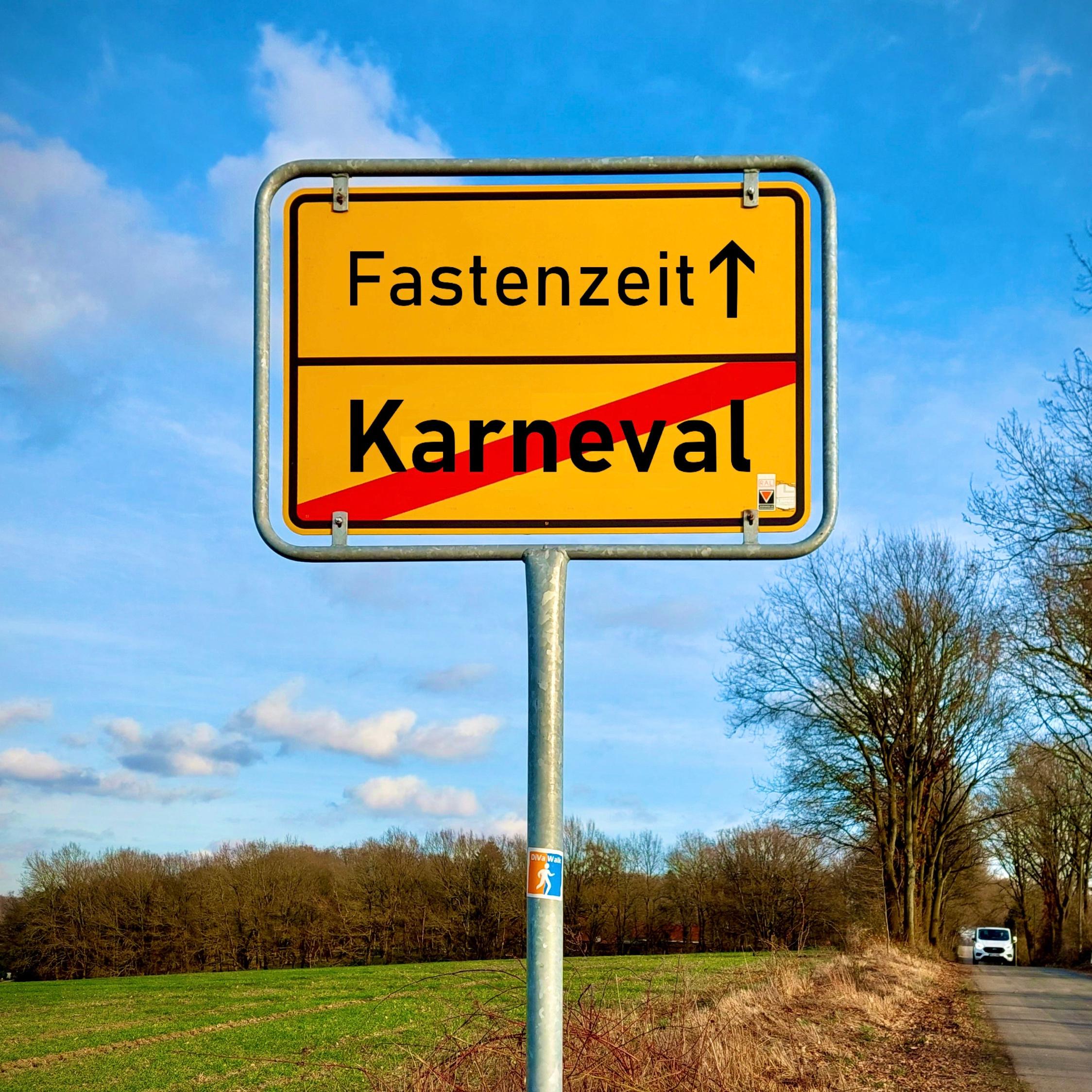 Ortsschild: Ende Karneval, Beginn Fastenzeit