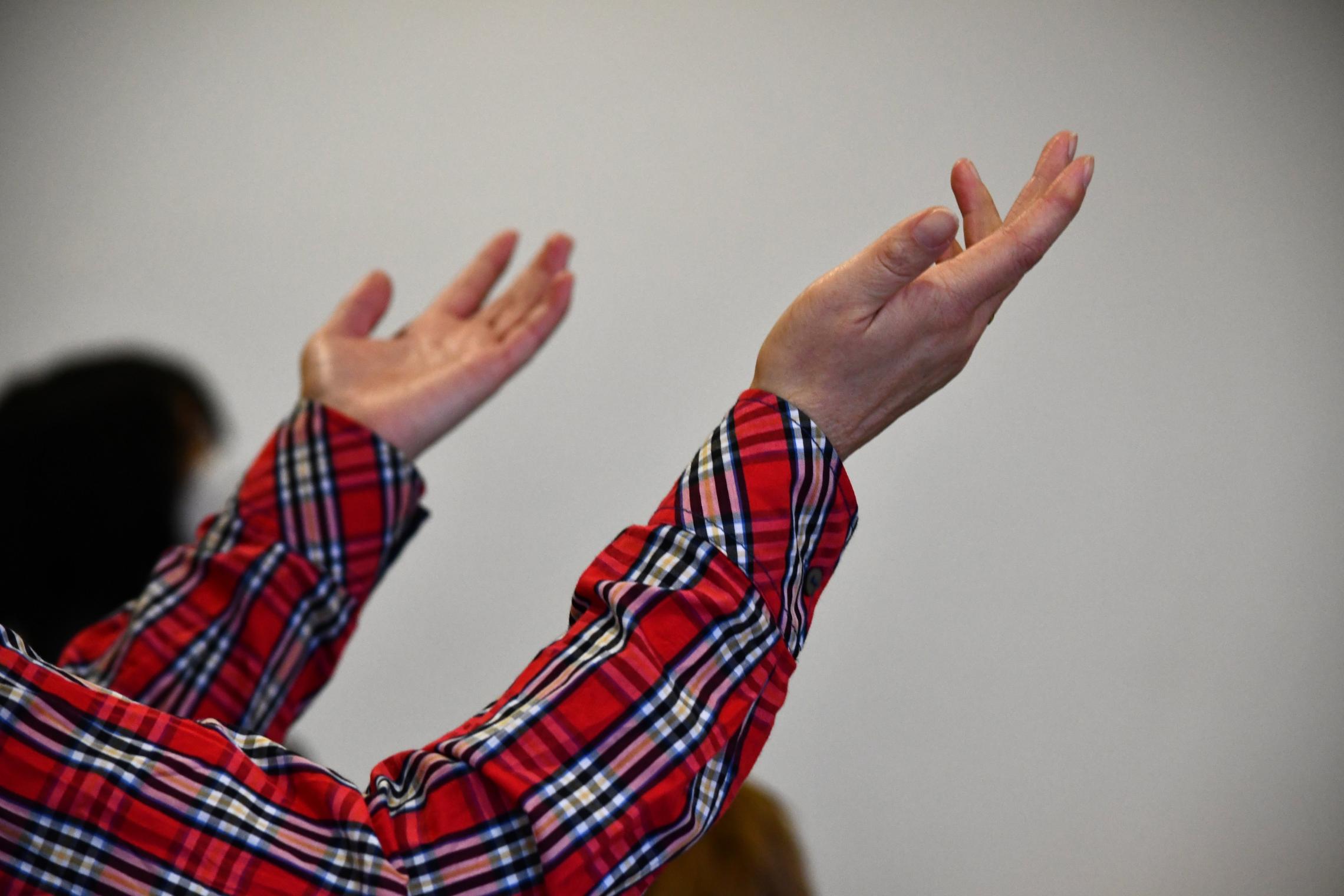 ausgestreckte Arme mit nach oben geöffneten Hände