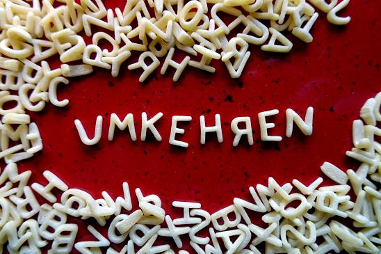 Umkehren mit Buchstabennudeln gelegt